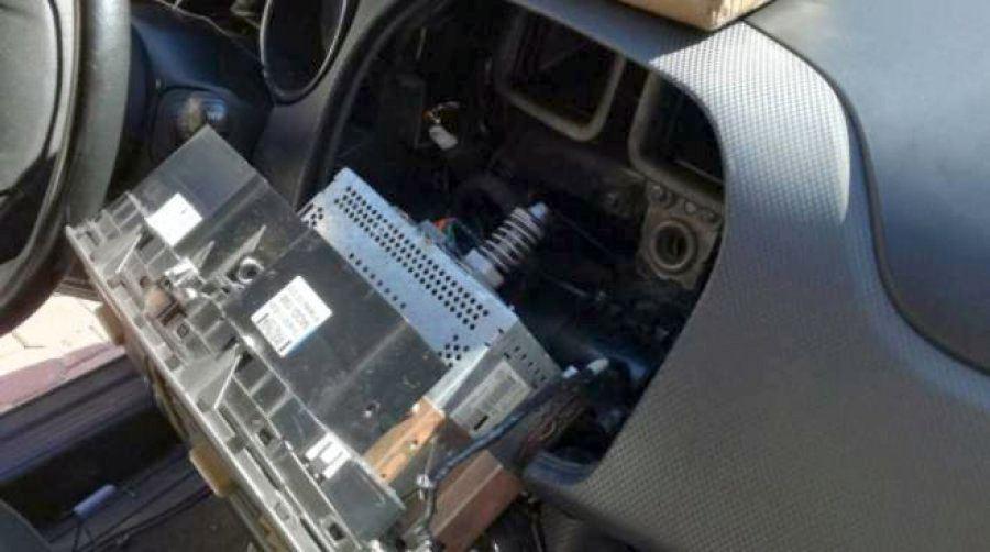 VIDEO / Itali, i riu ndalohet për për një kontroll rutinë, por i gjejnë 1 kg kokainë në makinë