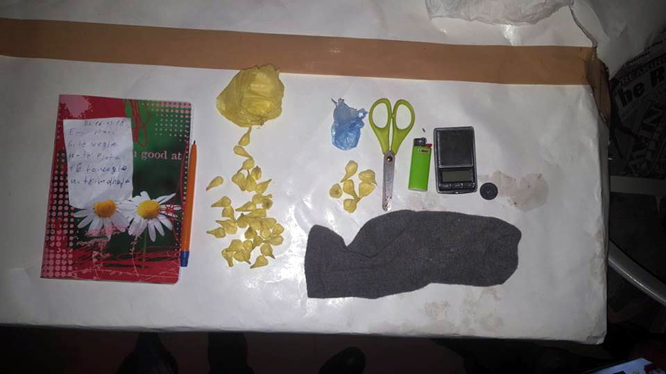 FOTO & EMRA/ Fier, festë me kokainë në lokal, arrestohen shpërndarësit dhe një femër me dy thika “në brez”