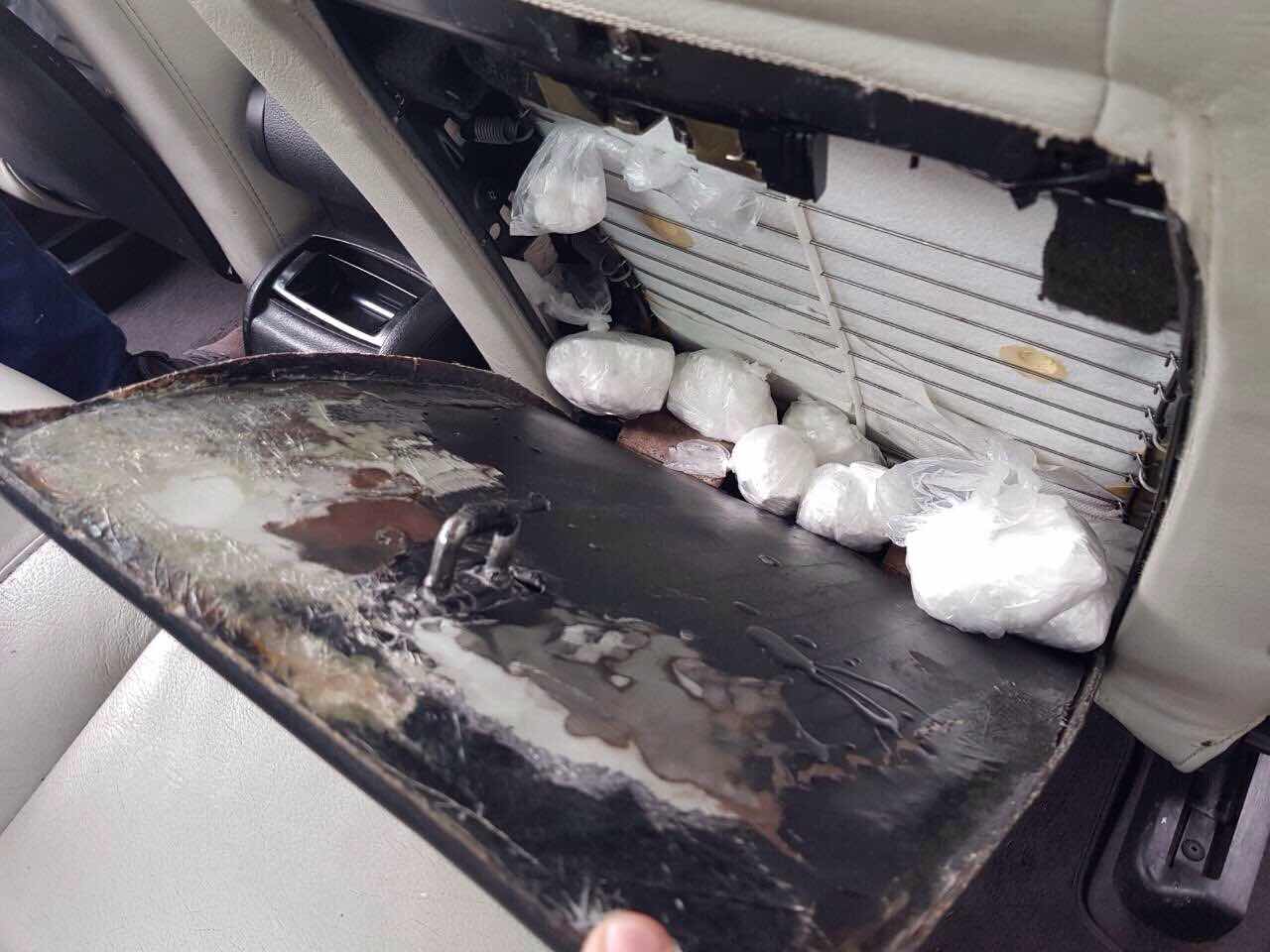 FOTO GALERI/ Greqi, kapet grupi shqiptar me 4 kg kokainë e një “lumë” eurosh në Athinë