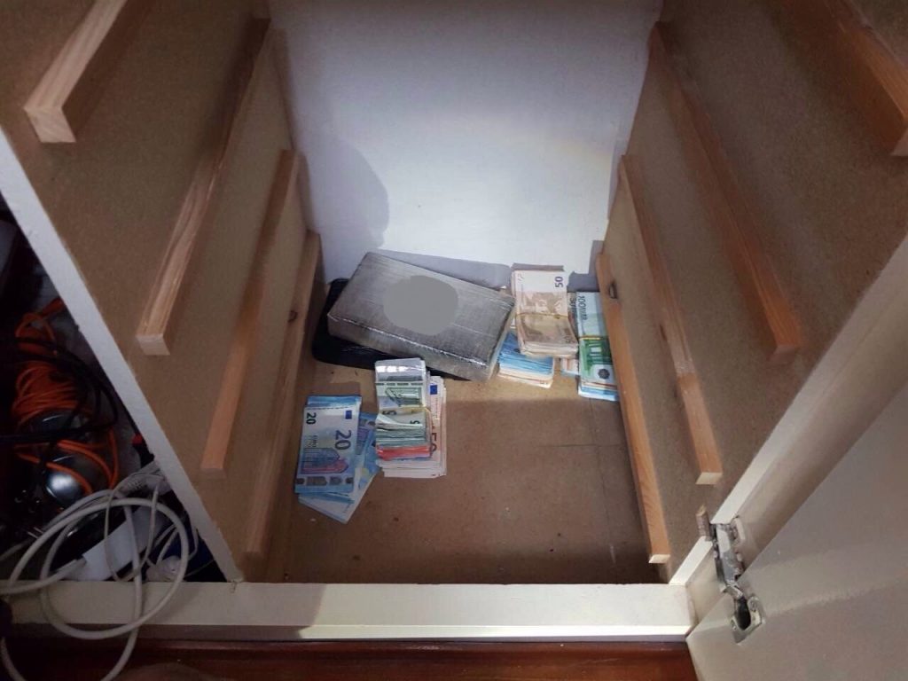 FOTO GALERI/ Greqi, kapet grupi shqiptar me 4 kg kokainë e një “lumë” eurosh në Athinë