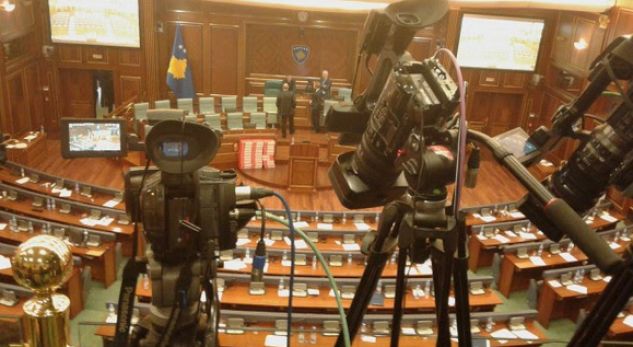 Tirana politike në festë për votën në Kuvendin e Kosovës