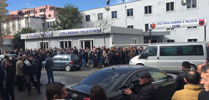 Demokratët kritikë për mbështetjen “e paanshme” ndaj Frrokajt në Lezhë