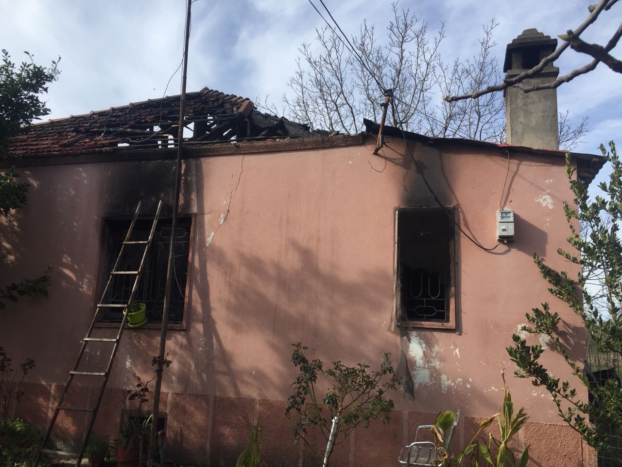 FOTO/ Lezhë, shkrumbohet nga zjarri një banesë në Ishull Lezhë