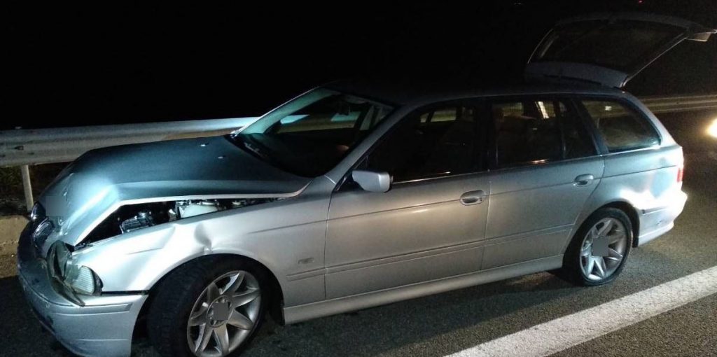 FOTO/ Greqi, shqiptari arratiset nga burgu, përplas makinën plot me drogë me makinën e policisë