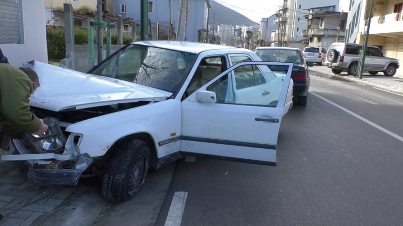 FOTO/ Vlorë, hajdutët i vjedhin makinën policit, por përplasen me shtyllën “që ju preu rrugën”
