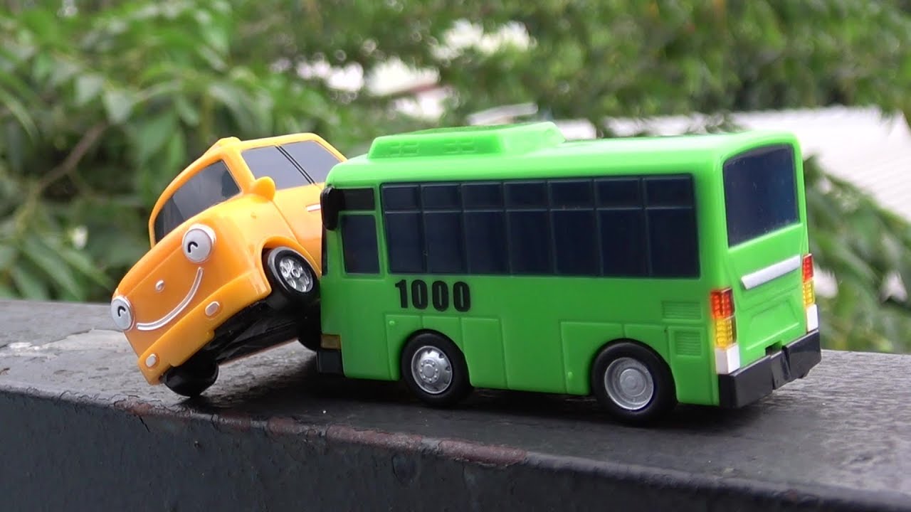 FOTO/ Tiranë, aksidenti, taksia përplaset me autobusin