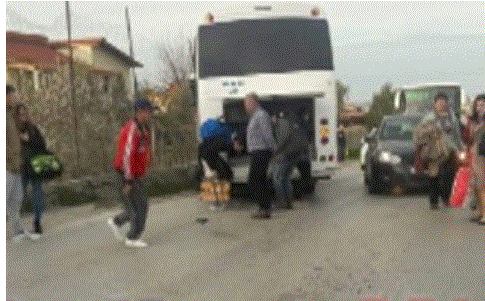 Aksident i rëndë në hyrje të Fierit, Jaguar ‘mësyn’ minibusin