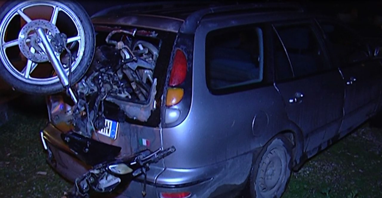 FOTO/ Lushnjë, motori përplaset me dy makina Divjakë, aksidentohen dy të rinj