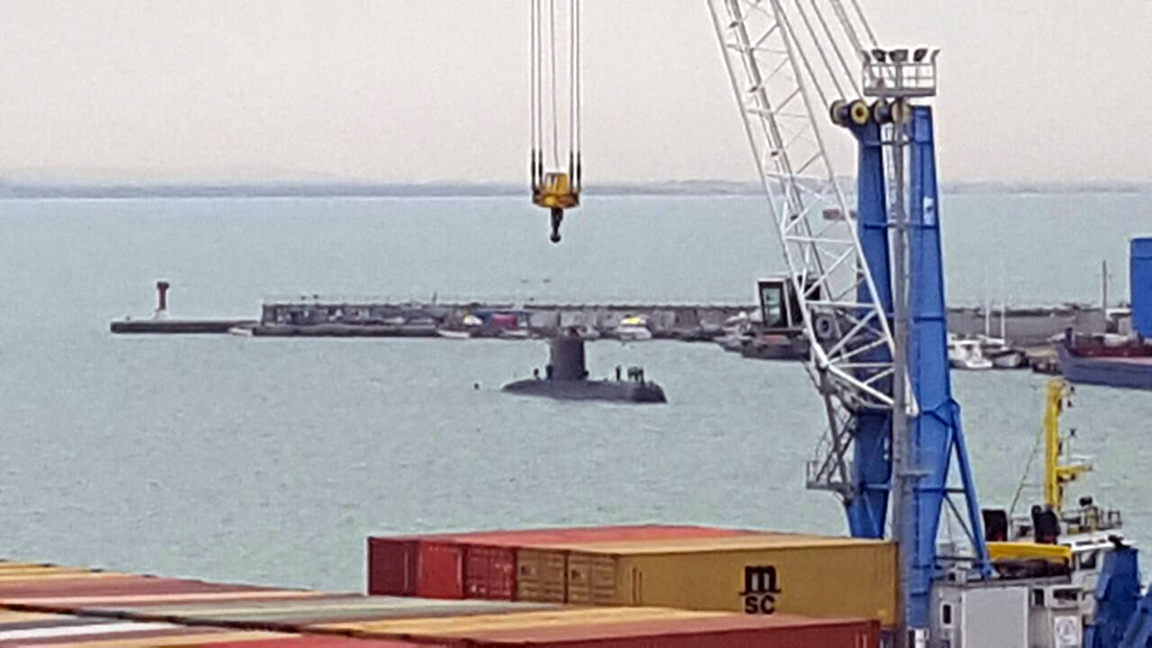 FOTO LAJM/ Një nëndetëse turke “pushton” Portin e Durrësit