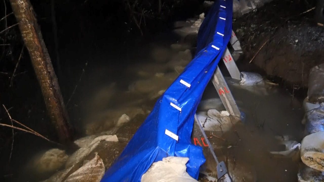 FOTO GALERI/ Shkodër, shtohet sipërfaqja e përmbytur, banorët  roje natën te argjinatura