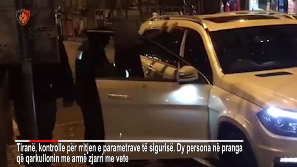 VIDEO & EMRA/ Tiranë, aksion gjatë natës, arrestohen persona të armatosur me psitoleta e kanabis