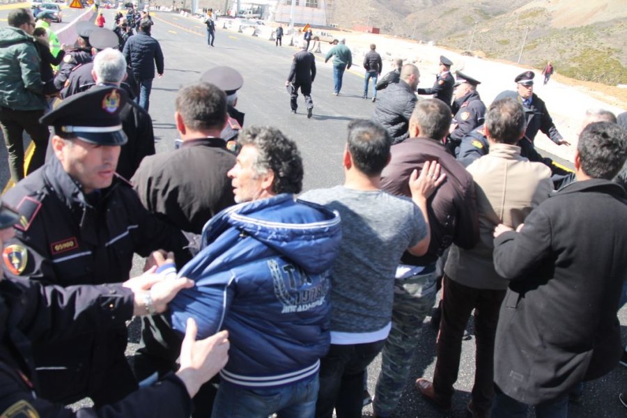 VIDEO GALERI/ Protesta te Rruga e Kombit, policia u bën pritë protestuesve
