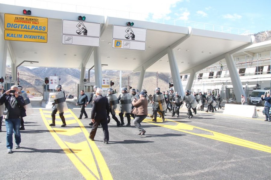 VIDEO/ protesta te Rruga e Kombit, Policia sulmon me gaz lotsjellës, dhjetëra protestues të plagosur