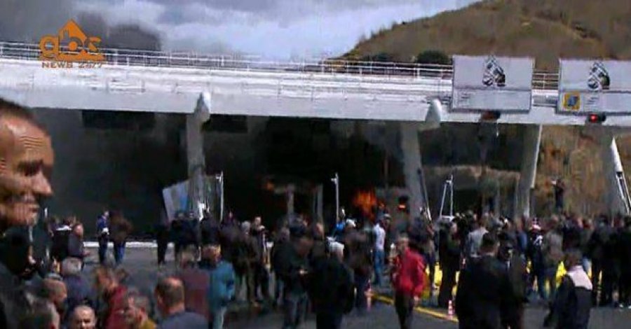 FOTO GALERI/ Protestuesit “bëhen zot” të Rrugës së Kombit – Policia “ul kokën” si organi gjenital, do thoshte kryeministri