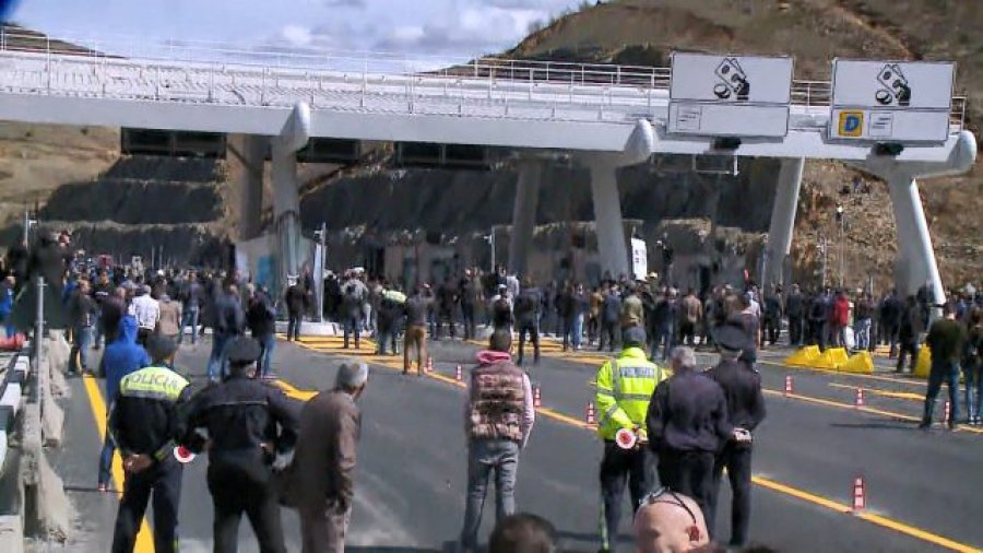 FOTO GALERI/ Protestuesit “bëhen zot” të Rrugës së Kombit – Policia “ul kokën” si organi gjenital, do thoshte kryeministri