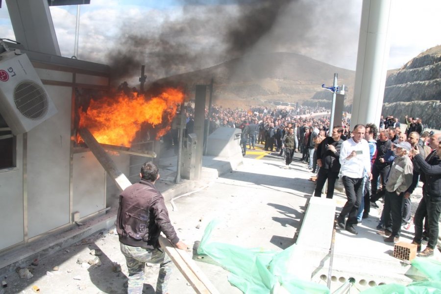 FOTO GALERI/ Protestuesit “bëhen zot” të Rrugës së Kombit – Policia “ul kokën” si organi gjenital, do thoshte kryeministri