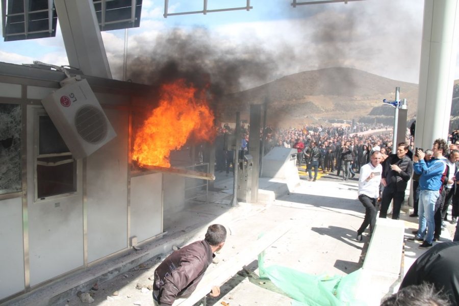 FOTO GALERI/ Protestuesit “bëhen zot” të Rrugës së Kombit – Policia “ul kokën” si organi gjenital, do thoshte kryeministri