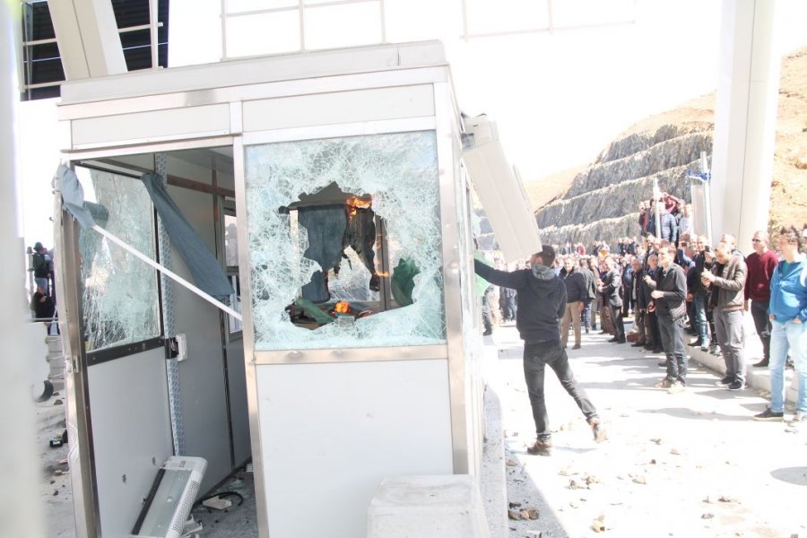 FOTO GALERI/ Protestuesit “bëhen zot” të Rrugës së Kombit – Policia “ul kokën” si organi gjenital, do thoshte kryeministri