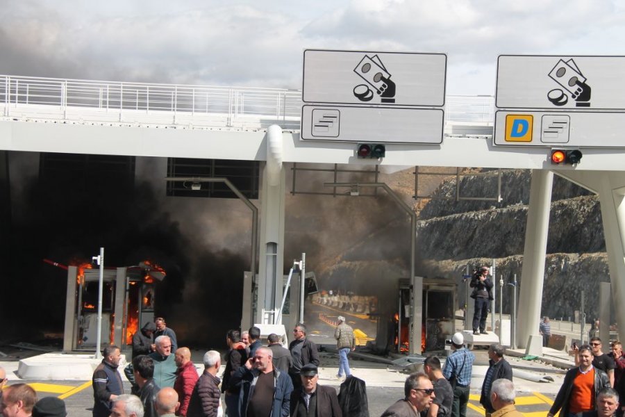 FOTO GALERI/ Protestuesit “bëhen zot” të Rrugës së Kombit – Policia “ul kokën” si organi gjenital, do thoshte kryeministri