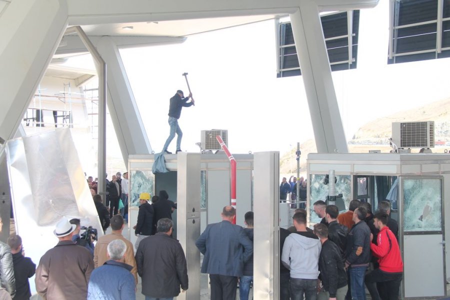 FOTO GALERI/ Protestuesit “bëhen zot” të Rrugës së Kombit – Policia “ul kokën” si organi gjenital, do thoshte kryeministri