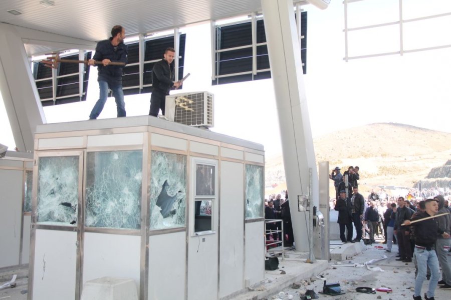 FOTO GALERI/ Protestuesit “bëhen zot” të Rrugës së Kombit – Policia “ul kokën” si organi gjenital, do thoshte kryeministri