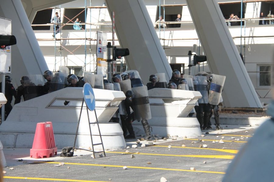 FOTO GALERI/ Protesta te Rruga e Kombit, banorët: Policia na provokoi, nuk tërhiqemi