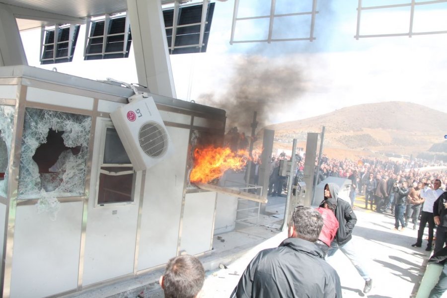 FOTO GALERI/ Protestuesit “bëhen zot” të Rrugës së Kombit – Policia “ul kokën” si organi gjenital, do thoshte kryeministri