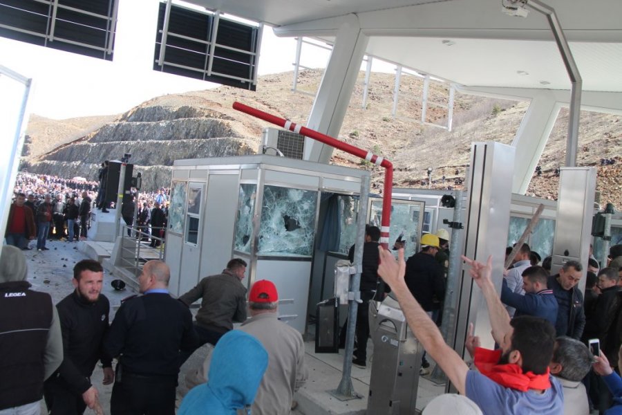 FOTO GALERI/ Protestuesit “bëhen zot” të Rrugës së Kombit – Policia “ul kokën” si organi gjenital, do thoshte kryeministri