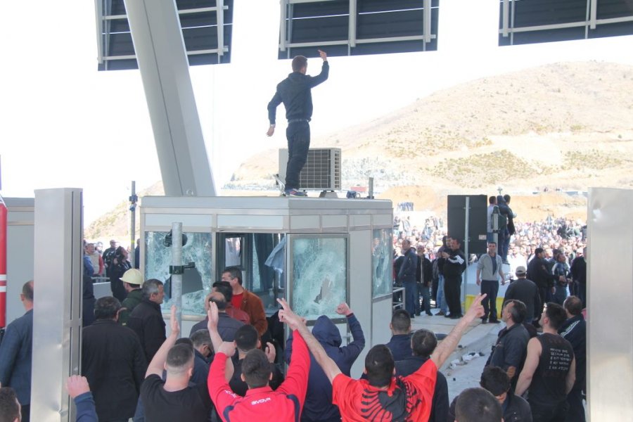 FOTO GALERI/ Protestuesit “bëhen zot” të Rrugës së Kombit – Policia “ul kokën” si organi gjenital, do thoshte kryeministri