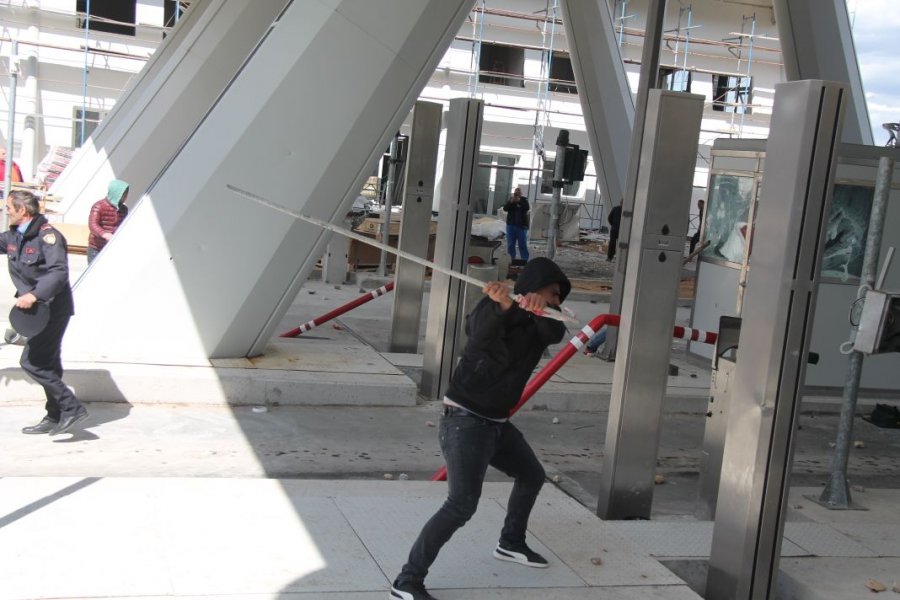 FOTO GALERI/ Protestuesit “bëhen zot” të Rrugës së Kombit – Policia “ul kokën” si organi gjenital, do thoshte kryeministri