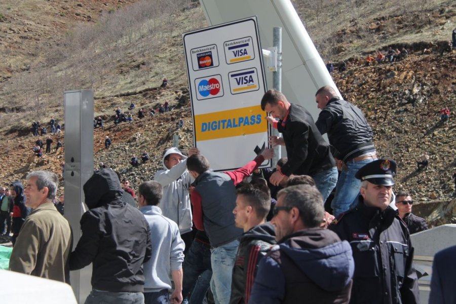 FOTO GALERI/ Protestuesit “bëhen zot” të Rrugës së Kombit – Policia “ul kokën” si organi gjenital, do thoshte kryeministri