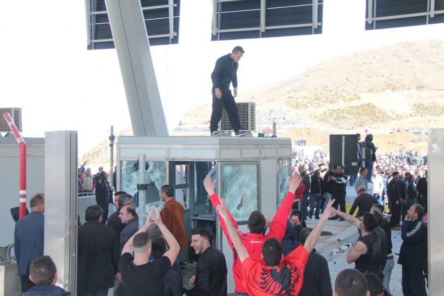 FOTO GALERI/ Protestuesit “bëhen zot” të Rrugës së Kombit – Policia “ul kokën” si organi gjenital, do thoshte kryeministri