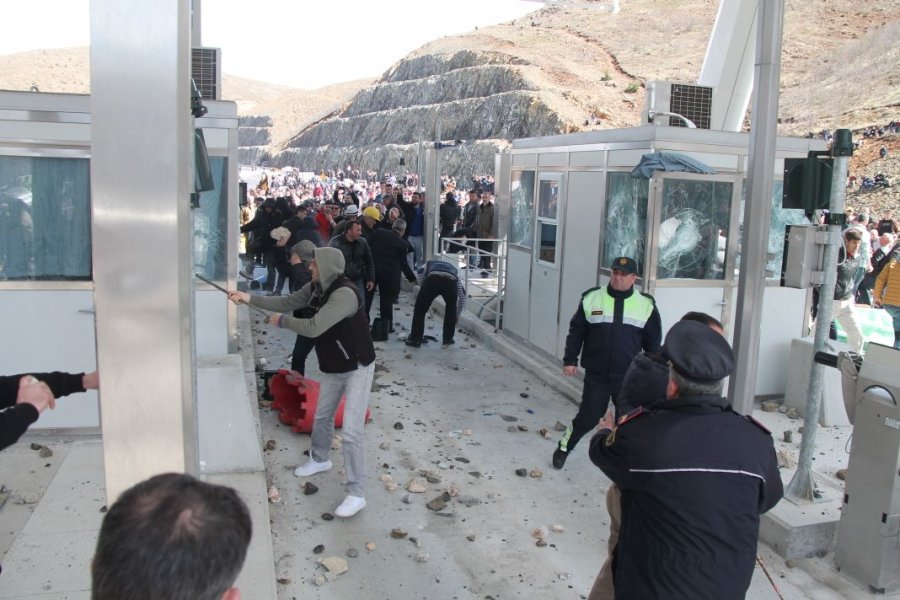 FOTO GALERI/ Protestuesit “bëhen zot” të Rrugës së Kombit – Policia “ul kokën” si organi gjenital, do thoshte kryeministri