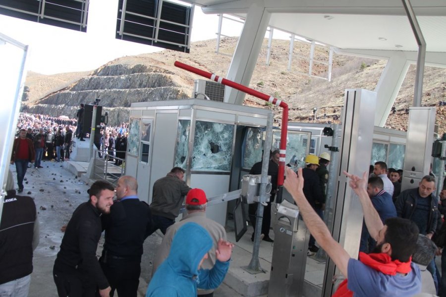 FOTO GALERI/ Protestuesit “bëhen zot” të Rrugës së Kombit – Policia “ul kokën” si organi gjenital, do thoshte kryeministri