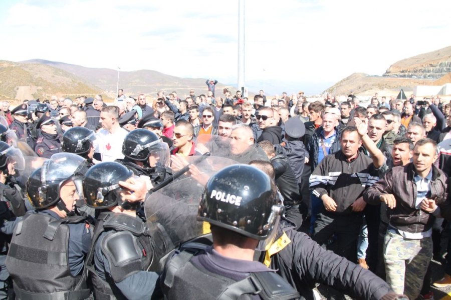 FOTO GALERI/ Protesta te Rruga e Kombit, banorët: Policia na provokoi, nuk tërhiqemi