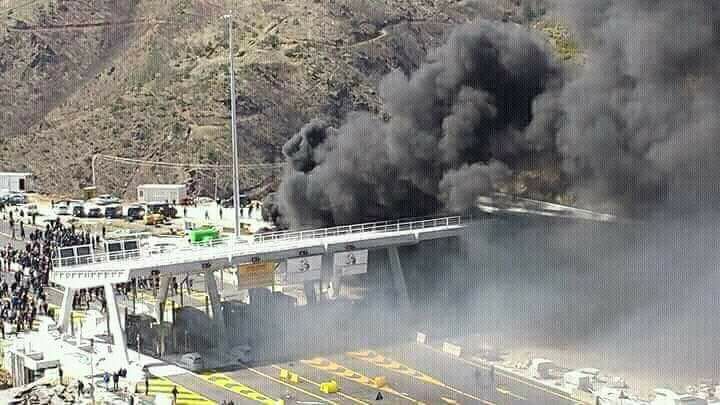 VIDEO/ Protesta 4 orëshe te Rruga e Kombit, pamje nga ajo çfarë ka mbetur nga “trau i doganës”