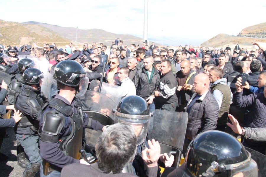 FOTO GALERI/ Protesta te Rruga e Kombit, banorët: Policia na provokoi, nuk tërhiqemi