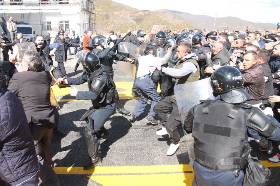 FOTO GALERI/ Protesta te Rruga e Kombit, banorët: Policia na provokoi, nuk tërhiqemi