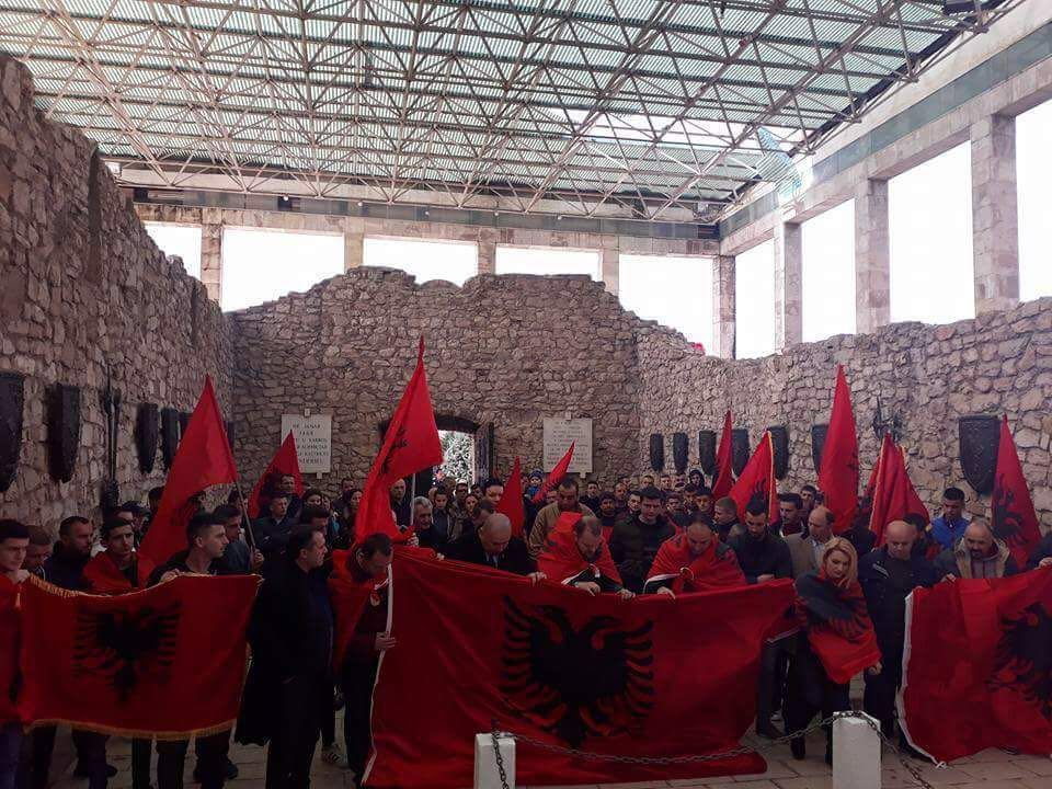 FOTO/ Betohen mbi varrin e Skënderbeut: JO shitjes së detit Greqisë