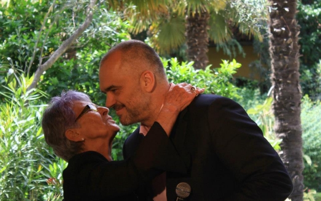 Dhëmballistët i bëjnë qokën kryeministrit, dekoratë mami Anetës si “Nderi i Stomatologjisë Shqiptare”