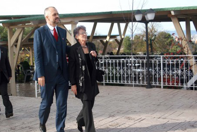 Deputeti i PD-së ironizon dekorimin e nënës së kryeministrit