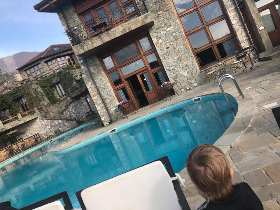 Rama, si në qeveri, edhe në lagje, u jep një dorë atyre që njeh!