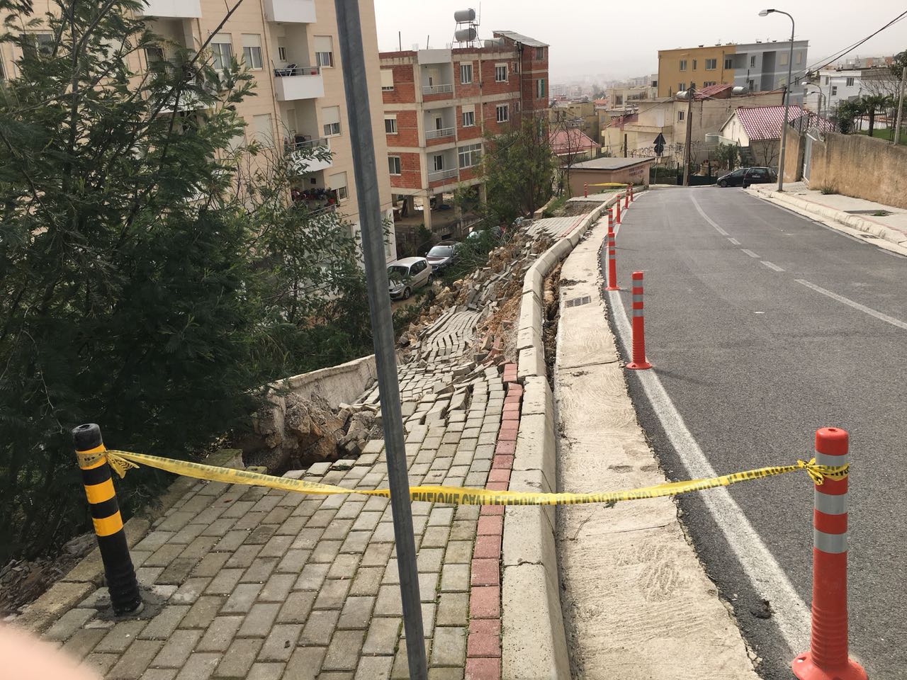 FOTO GALERI/ Tiranë, Erion Veliajt i rrëshqet trotuari i “Rilindjes urbane”