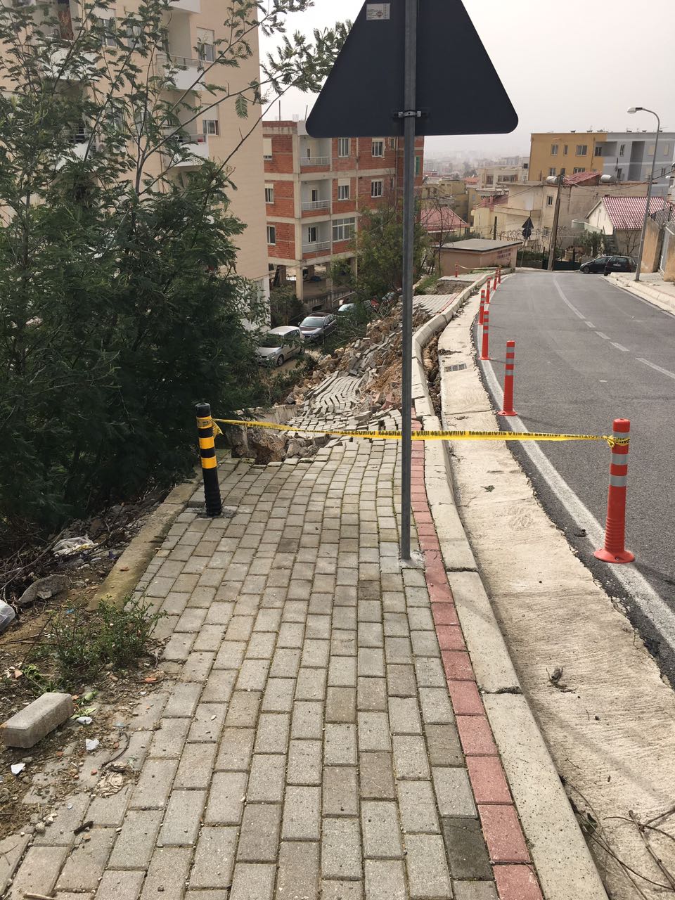 FOTO GALERI/ Tiranë, Erion Veliajt i rrëshqet trotuari i “Rilindjes urbane”