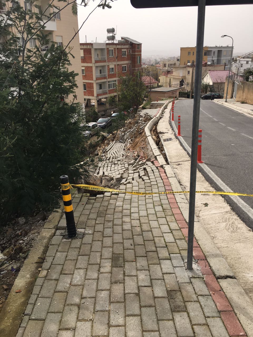 FOTO GALERI/ Tiranë, Erion Veliajt i rrëshqet trotuari i “Rilindjes urbane”