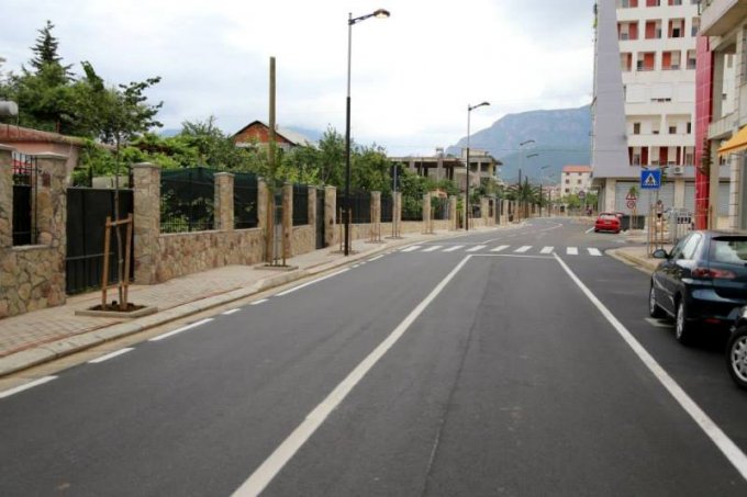 FOTO GALERI/ Tiranë, Erion Veliajt i rrëshqet trotuari i “Rilindjes urbane”