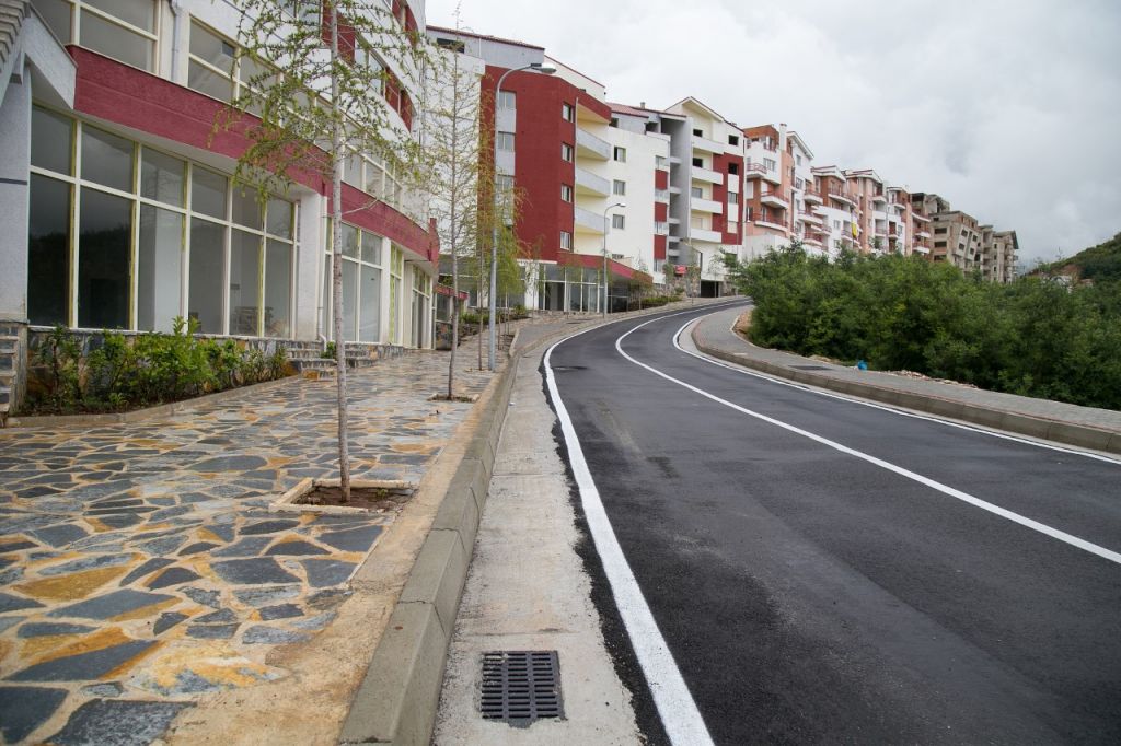 FOTO GALERI/ Tiranë, Erion Veliajt i rrëshqet trotuari i “Rilindjes urbane”