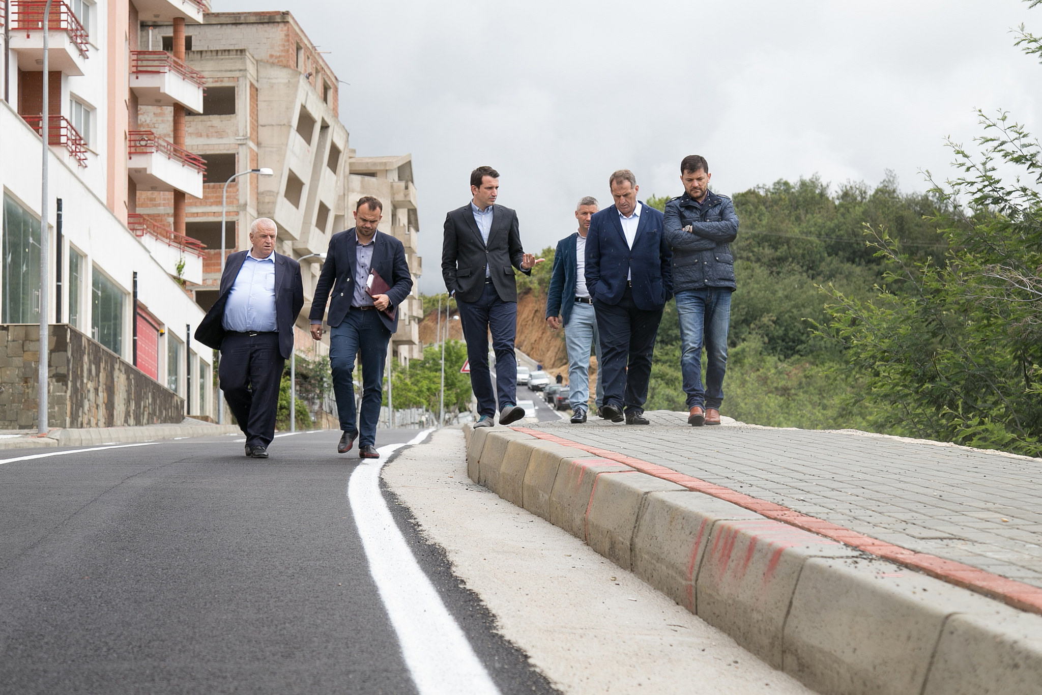 FOTO GALERI/ Tiranë, Erion Veliajt i rrëshqet trotuari i “Rilindjes urbane”