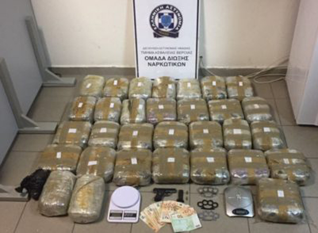 FOTO/ Greqi, drogë nga Shqipëria, bllokohet makina me 113 kg hashash në Selanik