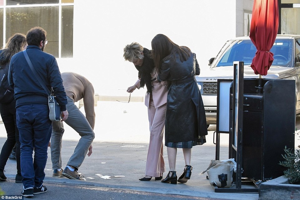 FOTO GALERI/ Sharon Stone nuk e mbajnë këmbët, rrëzohet në mes të rrugës